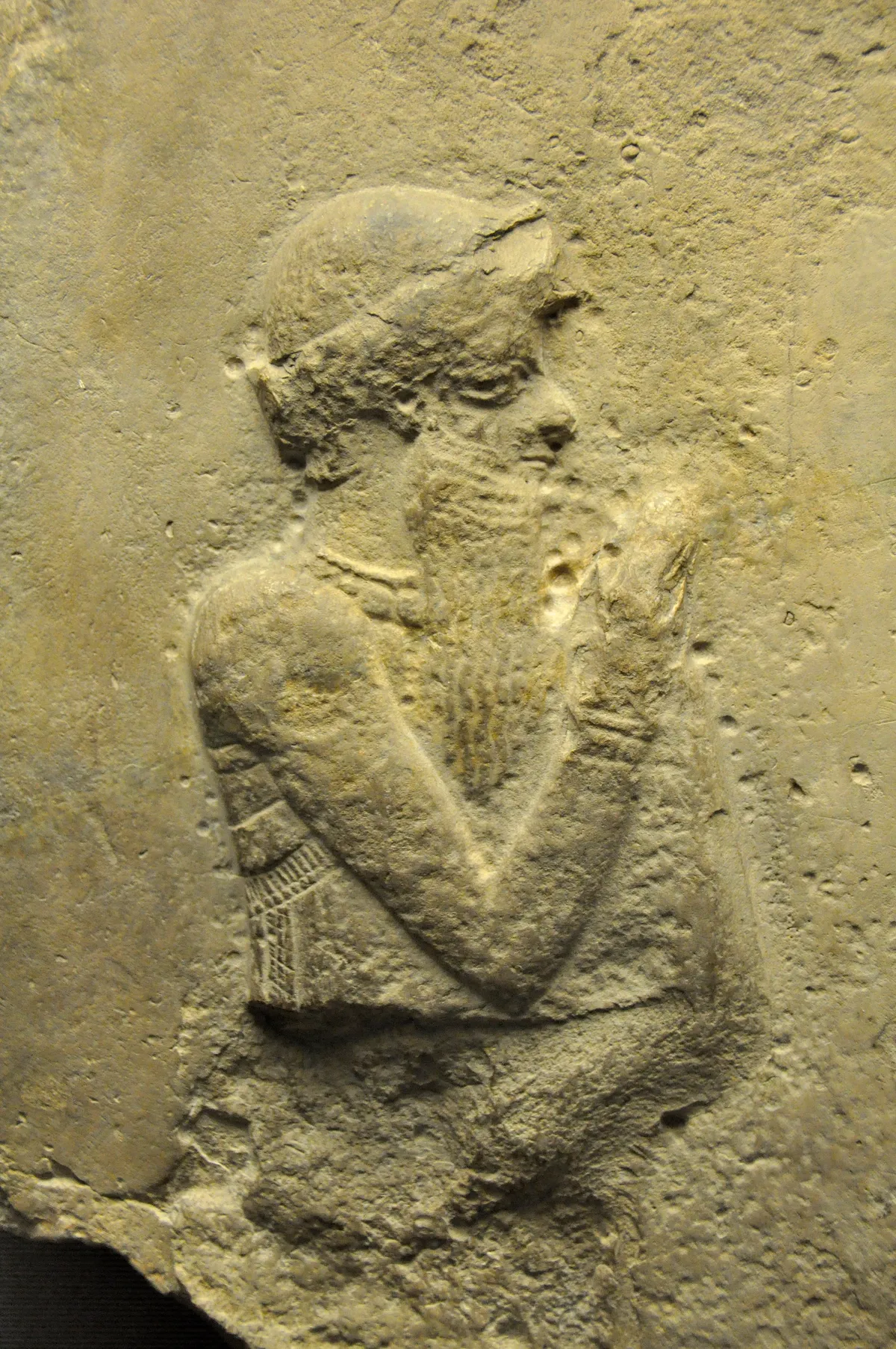 上图:巴比伦帝国第一任国王汉谟拉比(Hammurabi)像(主前1792-1750年作品,出土于伊拉克Sippar,现藏于大英博物馆)。汉谟拉比以制定了《汉谟拉比法典》而闻名于史。《汉谟拉比法典》是历史上最早的成文民法典之一,其中第132条规定,如果一个人的妻子被人背后说闲话,但并没有被抓到与别的男人行淫,这位妻子就应当为她的丈夫跳到河里,以证明自己的清白。换句话说,这位妻子可能会因为谣言而被淹死。在古代中东的其他「神明裁判」法典中,通常是假定被告有罪,把被告暴露在水、火、毒药等危机环境中,如果神明插手保护被告,就证明被告清白。而《民数记》中「疑恨的条例」却并不假定妻子有罪,也不把妻子放在危险的环境中,而是借着「疑恨的素祭」,让丈夫和妻子一起学习接受神的权柄。这在古代父权社会中是非常人道的。