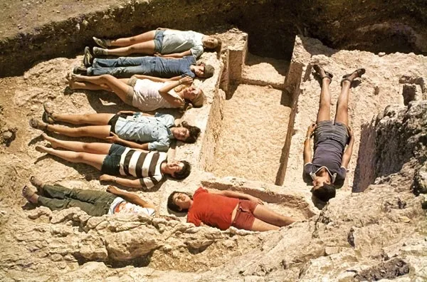 上图:发现「祭司的祝福 Priestly Benediction」(民六24-26)银护身符的凯特夫欣嫩(Ketef Hinnom)墓穴,位于耶路撒冷旧城西南角的圣安德烈苏格兰长老会教堂(St. Andrew’s Scots Presbyterian Church)。游客们热衷于躺在墓穴枕头石上拍照。