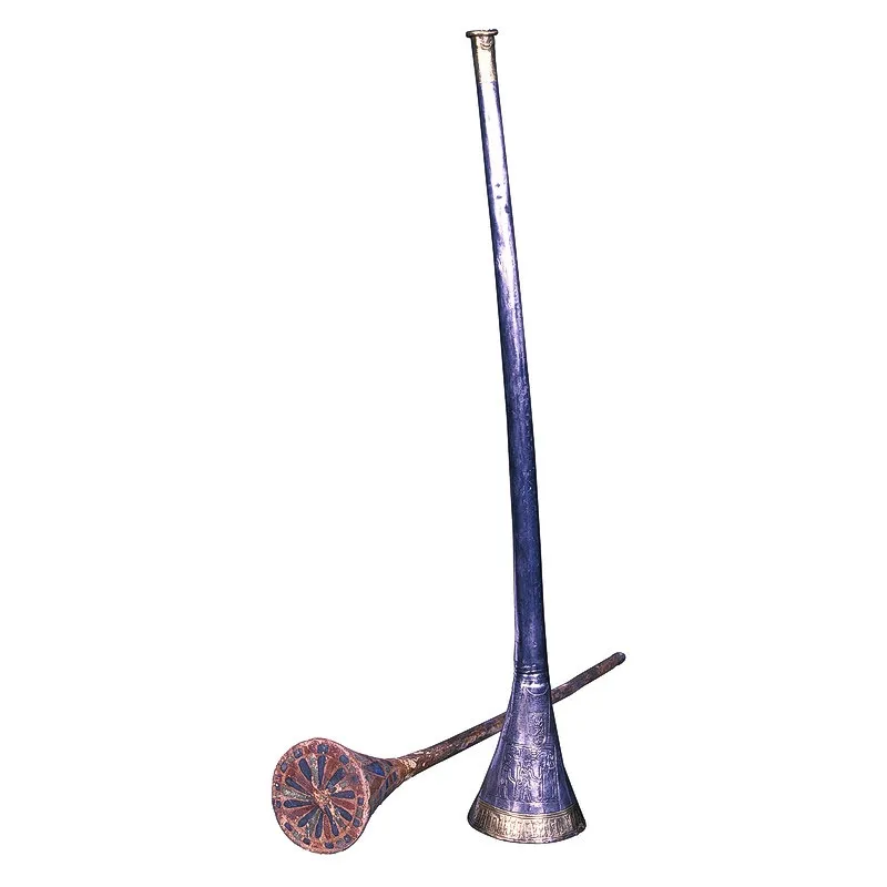 上图:古埃及第18王朝法老图坦卡蒙(Tutankhamun,主前1332-1323年在位)墓中出土的银号和木塞。一起出土的包括一支57.2厘米的银号和一支长49.6厘米的铜号,是目前已发现最古老的可以吹响的号,现存于开罗博物馆。以色列人在旷野所用的银号很可能就是这种样式,正如约瑟夫的《犹太古史记》卷3第13章291节记载:银号的形状是狭窄的直筒,比笛子稍粗,长约一肘,尾端的形状像喇叭。罗马的提多凯旋门浮雕上圣殿的银号就是这种形状。