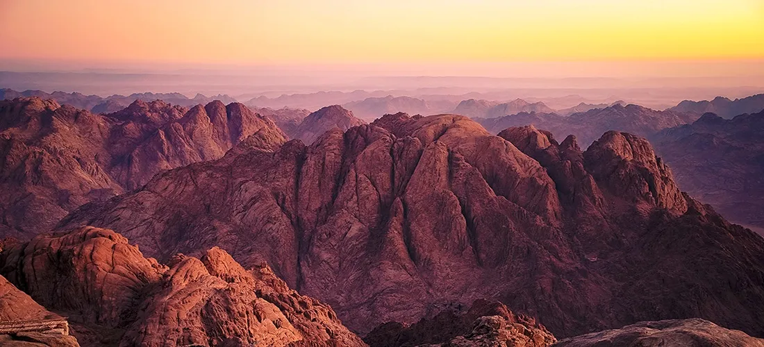 上图:西奈山附近的崎岖地形。西奈的旷野和巴兰的旷野都是海拔1200-1600米之间的高原丘陵,许多地方沟壑纵横、崎岖不平。虽然有云彩在天上带领,人在地上也没有办法沿着直线跟随,需要根据地势寻找合适的道路。因此,向导非常重要。