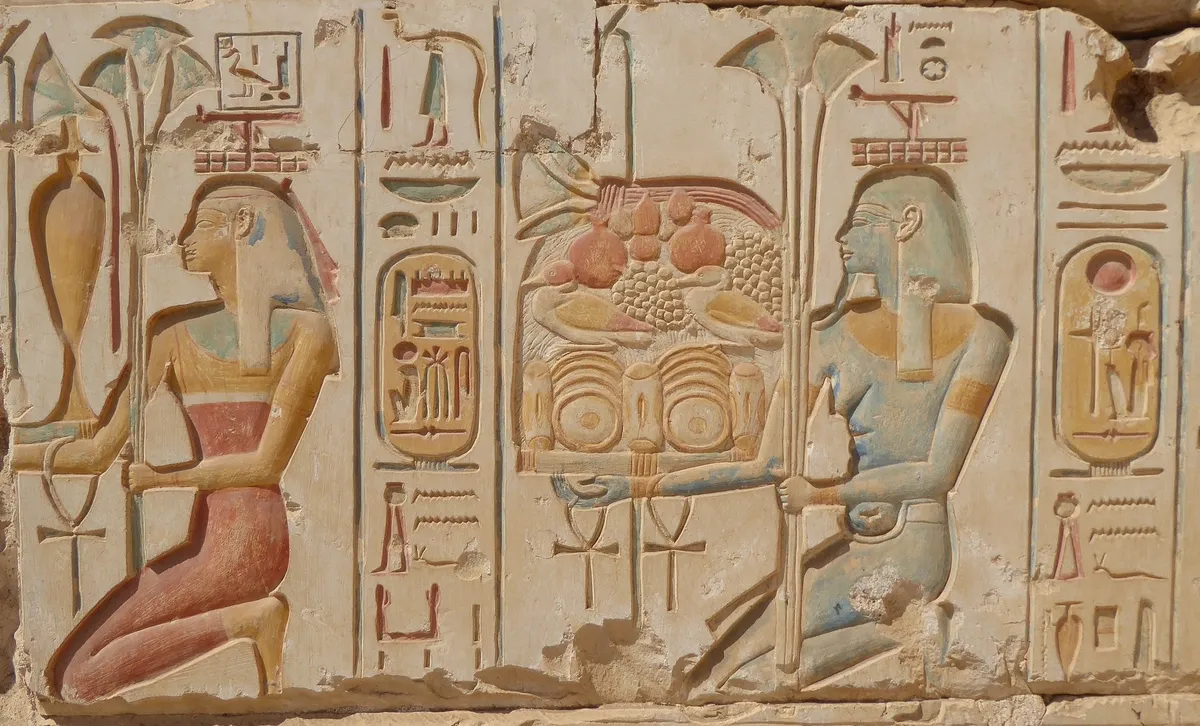 上图:古埃及第19王朝法老拉美西斯二世(Ramesses II, 主前1279-1213年在位)的阿拜多斯(Abydos)神庙中的献祭者浮雕,他们把祭物向天高举或摇动,代表献给神,然后给祭司享用。这种献祭的方式可能就是「举祭」或「摇祭」。