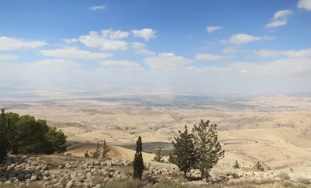 上图:从毗斯迦山/尼波山远眺应许之地。毗斯迦山可能就是现代的Ras es-siyagha,是亚巴琳山脉中第二高峰,海拔约800米,与尼波山相连,可以俯瞰死海和迦南地。亚巴琳是摩押高原西方边缘上的一大片陡峭的斜坡。