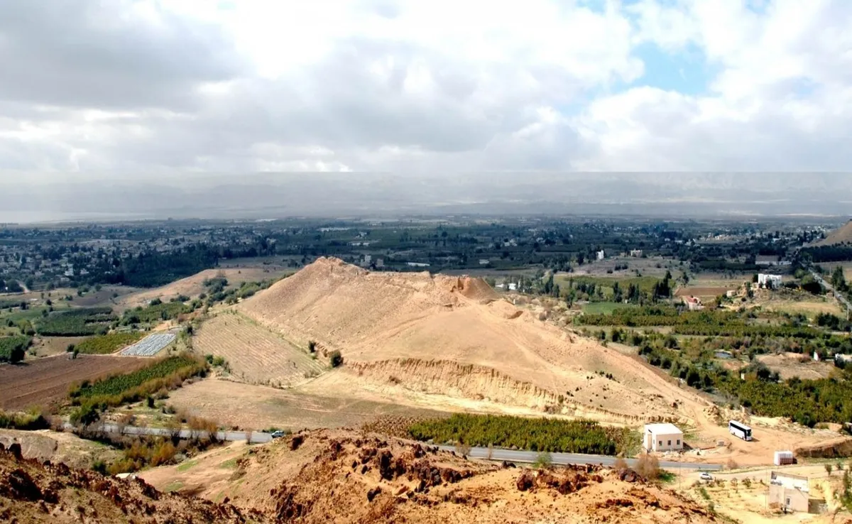 上图:哈马姆遗址(Tall el-Hammam)位于凯夫瑞恩旱溪(Wadi Kefrein)汇入约旦河的河口,与约旦河西的耶利哥隔河相对,至今仍有茂盛的皂荚木树林,被认为可能就是什亭。而最新的考古发现使一些学者认为,这里也是所多玛城的遗址。