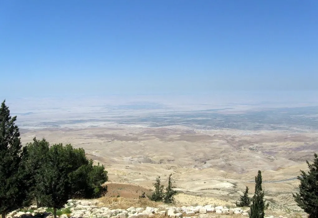 上图:从尼波山向西俯瞰「摩押平原与耶利哥相对的约旦河边」(民二十六3)