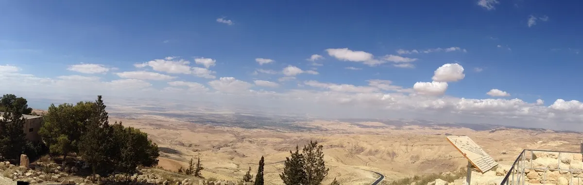 上图:从亚巴琳山脉的尼波山向西远眺应许之地。