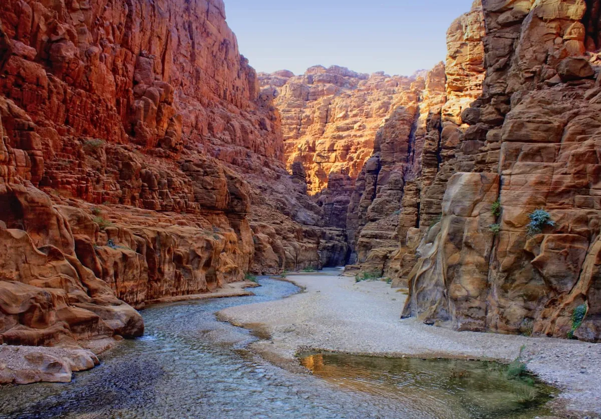 上图:亚嫩河谷非常深。这条河从海拔900米一直到海平面以下400米的死海,1,300米的高度落差结合来自谷地7条支流的常年流水,使得这里有超过300种植物、10种肉食动物,以及许多永久性与季节性鸟类。