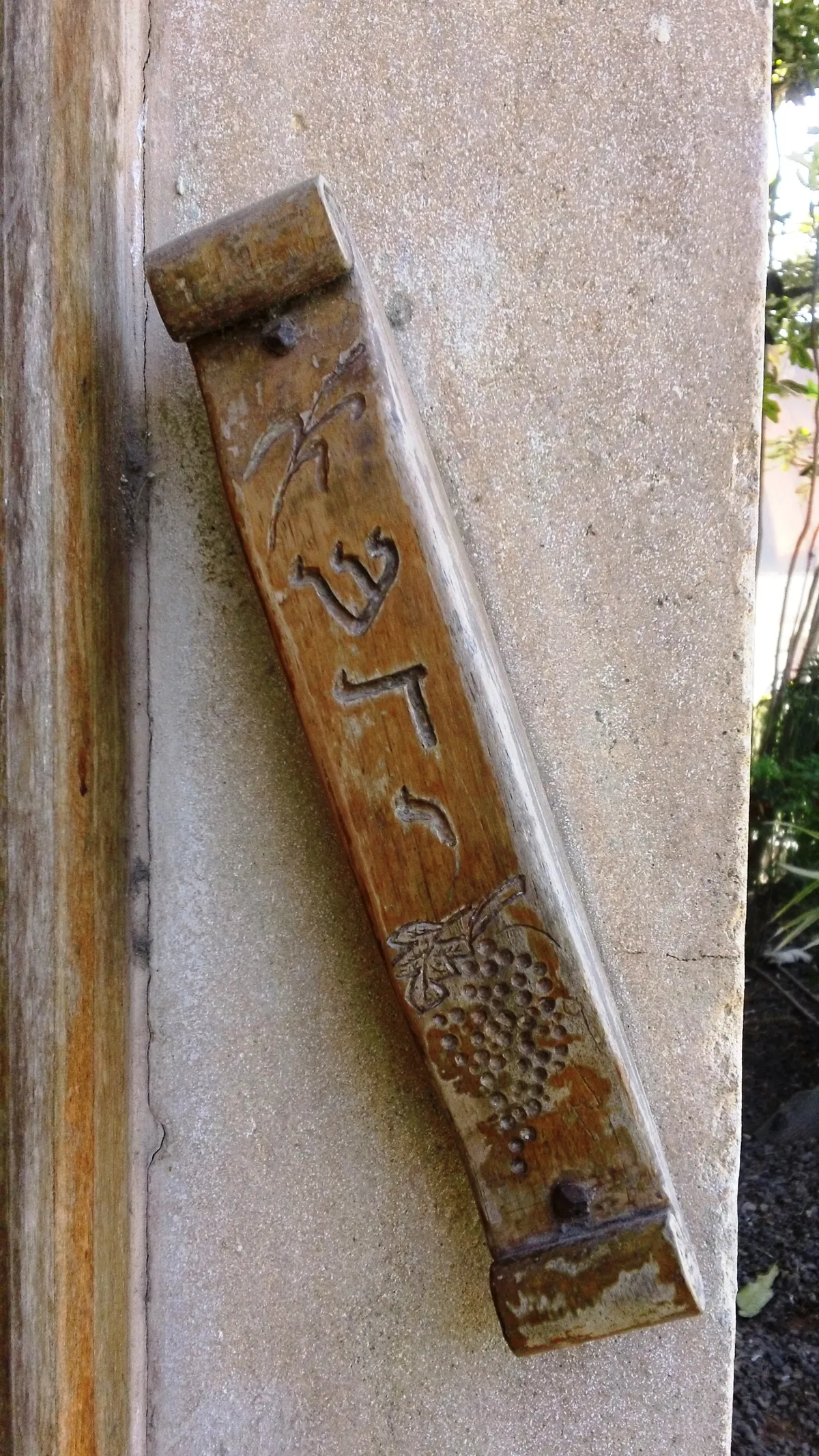 上图：犹太人的门框盒（Mezuzah），上面的希伯来字母ש 是申六4的开头「示马」（即「听啊」的希伯来文）的第一个字母。犹太文士用黑色墨水和特殊的鹅毛笔把申六4-9和十一13-21经文写在专门预备的羊皮纸上，然后卷起羊皮纸放置在盒内，再贴在门框上，表示履行诫命「又要写在你房屋的门框上」（申六9）。许多犹太人的家里和办公室除了浴室和厕所，每一个门框上都要放门框盒。