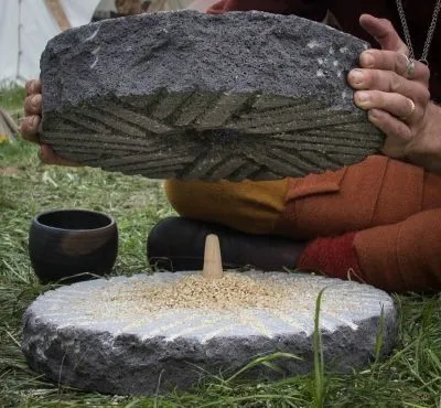 上图：上磨石和下磨石中间的沟纹。