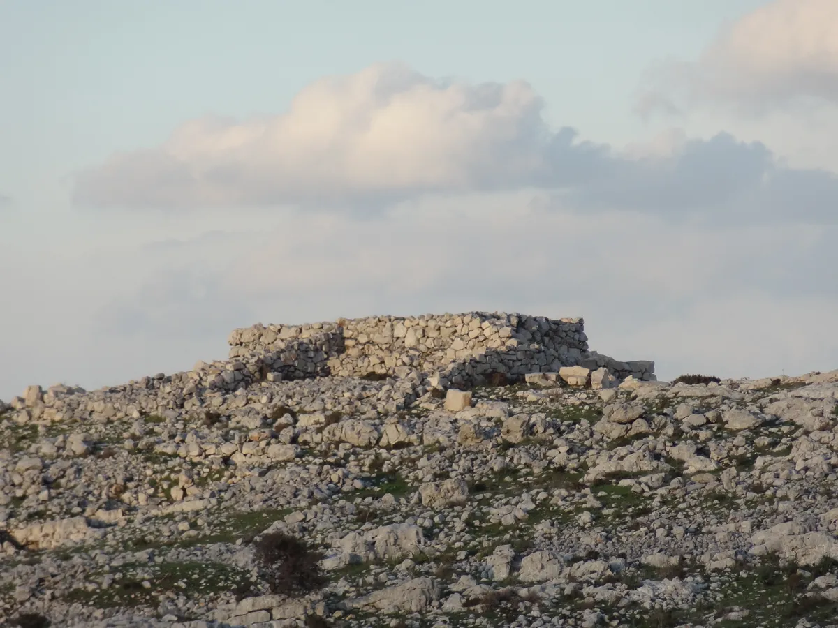 上图：1980年，考古学家在以巴路山发现了一座主前15-13世纪的祭坛，这祭坛不是迦南人的样式，而是用“没有凿过的石头”（申二十七6）砌成，里面填满灰和泥；没有用“台阶”（出二十26），而是有一条坡道通往顶部。这座祭坛包括两层，上层是方的，根据陶片被鉴定为主前1250年；下层是圆的，根据一个古埃及第十八王朝法老图特摩斯三世（Thutmose III，主前1479-1425年）时期的圣甲虫（Scarab），被鉴定为主前1405年，也就是约书亚进迦南的年代。下层的祭坛被认为就是约书亚进迦南后，在以巴路山所建的祭坛（申二十七5；书八30）。