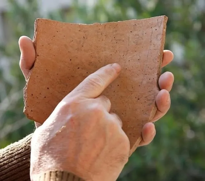 上图：主前1100年左右的Khirbet Qeiyafa铭文（Khirbet Qeiyafa Inscription）是目前已经发现最早的希伯来文字，刻在陶片上。于2008年被发现于大卫击杀歌利亚的以拉要塞（Elah Fortress）。这是以色列自死海古卷之后最重要的考古发现。大约在摩西之前一千年，文字在中东已经十分普及，摩西之前三个世纪已经出现字母。摩西写下申命记时大约是主前1406年，希伯来文已经很成熟，所以「摩西将这律法写出来」（申三十一9节）一点也没有问题。而一百年以后，中国商朝的盘庚才把都城迁往殷，中国最早的文献甲骨文是在殷墟发现的。