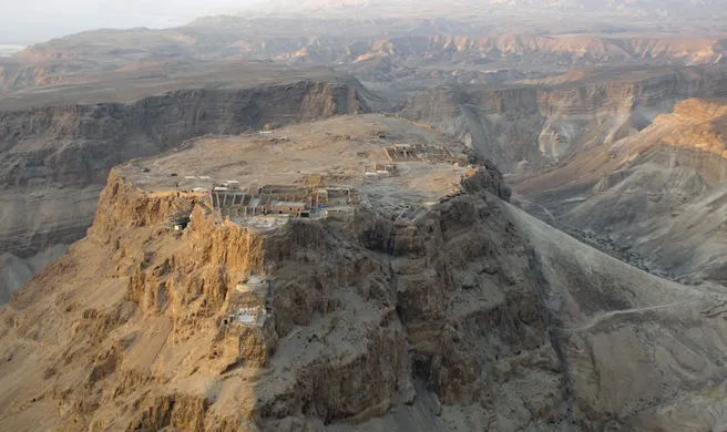 上图：世界遗产马萨达（Masada）是犹大旷野与死海交界处的一座岩石山顶，位于大卫躲藏的隐·基底（撒上二十三29）南边22公里。马萨达东侧悬崖高约450米，西侧悬崖高约100米，山顶平整，道路险峻，是以色列最有名的一个“磐石”，也是大卫写诗时最容易联想到的“磐石”。