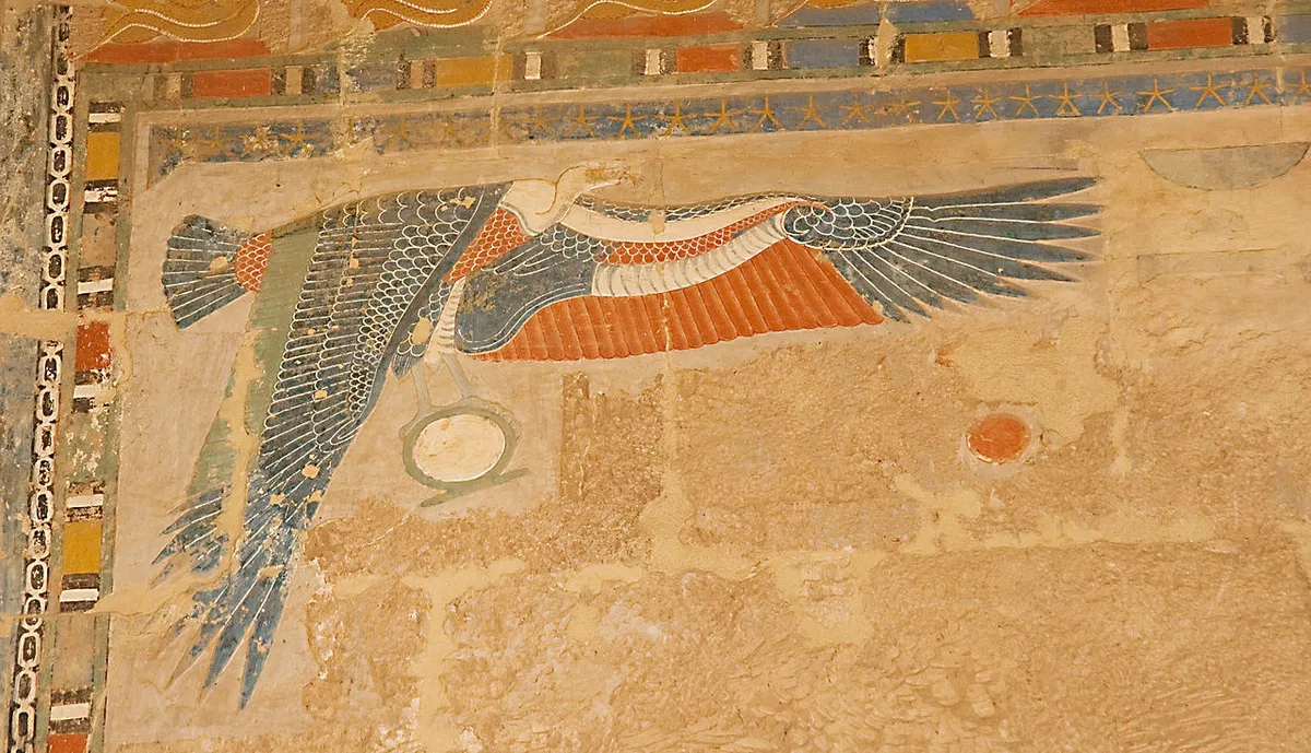上图：古埃及第十八王朝哈特谢普苏特庙（Temple of Hatshepsut）壁画上的埃及兀鹫女神奈赫贝特。以色列人出埃及时，上埃及的保护神是奈赫贝特（Nekhbet）。她的形象是一只兀鹫，常常与下埃及守护神瓦吉特（Wadjet，眼镜蛇）一起出现。奈赫贝特通常被画成张开翅膀，盘旋于法老头上的兀鹫，爪子抓着一个代表永恒的“生环 shen symbol”，守护法老。