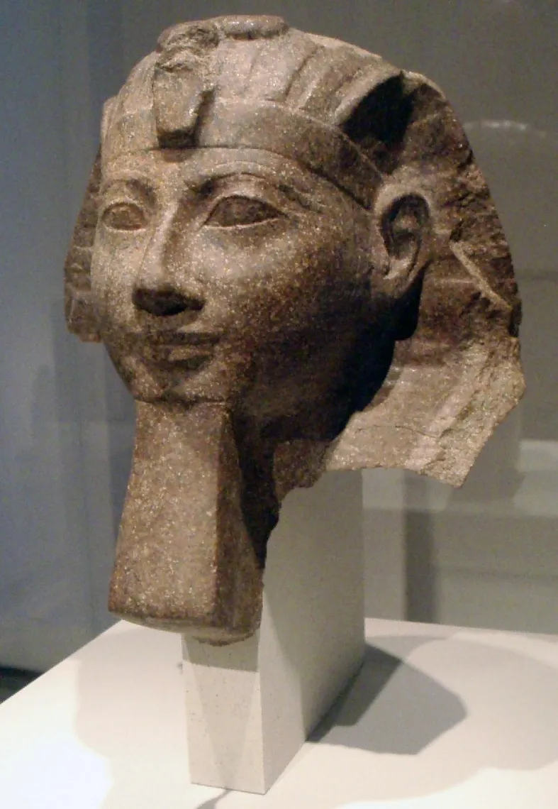 上图：戴着假胡子的古埃及第十八王朝女法老哈特谢普苏特（Hatshepsut，主前1479年—1458年在位）。她是法老图特摩斯一世（Thutmose I，主前1506-1493年在位）与王后唯一的嫡女，而她的同父异母哥哥图特摩斯二世（Thutmose II，主前1493-1479年在位）是侧妃所生，出身不够，因此与她结婚，使王位合法化。图特摩斯二世很可能就是要杀摩西的法老，而哈特谢普苏特是摩西在旷野牧羊40年时期的法老。 图特摩斯二世去世后，哈特谢普苏特自任女法老。她安排丈夫与侧妃生的儿子图特摩斯三世（主前1479-1425年在位）和自己的女儿结婚，继承王位。图特摩斯三世很可能就是主前1447年以色列人出埃及时的法老。 士师时代的第十八王朝法老阿蒙霍特普四世（Amenhotep IV，后改名阿肯那顿 Akhenaten，主前1353-1336年在位）曾与自己的表妹和两个女儿结婚。 古埃及王室为了保证王室血统的纯正，维持王位的合法性，近亲结婚非常普遍，甚至成为制度。但这在神的眼中都是“恶俗”。