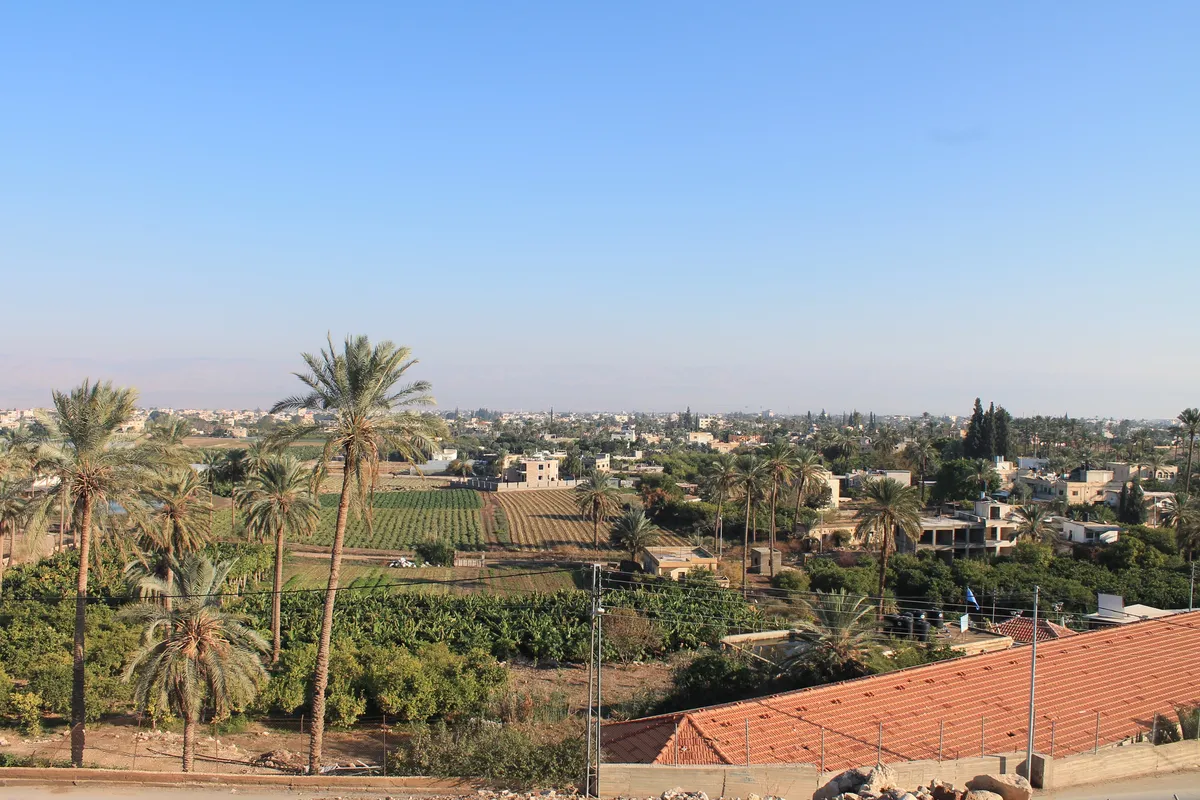 上图:今日耶利哥的平原。以色列人过了约旦河,在这片平原上扎营、行割礼,守了进入应许之地的第一个逾越节。约书亚在这里遇见了主军队的元帅。