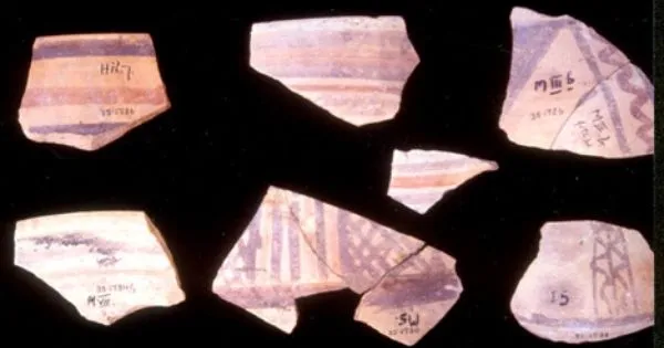 上图:John Garstang在耶利哥找到的塞浦路斯双色陶片(Cypriot Bichrome ware),这种带红黑几何图形的陶器只有主前15世纪后期才有,后来被作为青铜时代晚期(主前1550-1200年)的重要标志。但这种陶器的重要性在Garstang的时代还没被认可,Kenyon检查Garstang的挖掘资料时也忽略了。Kenyon只是在一片26X26英尺的一小片区域内没有发现到这种陶器,就作出了主前1550年的定年,而这个结论被圣经怀疑论者宣传了许多年。直到1990年代,美国考古学家Bryant Wood才指出Kenyon在分析数据上的疏忽。