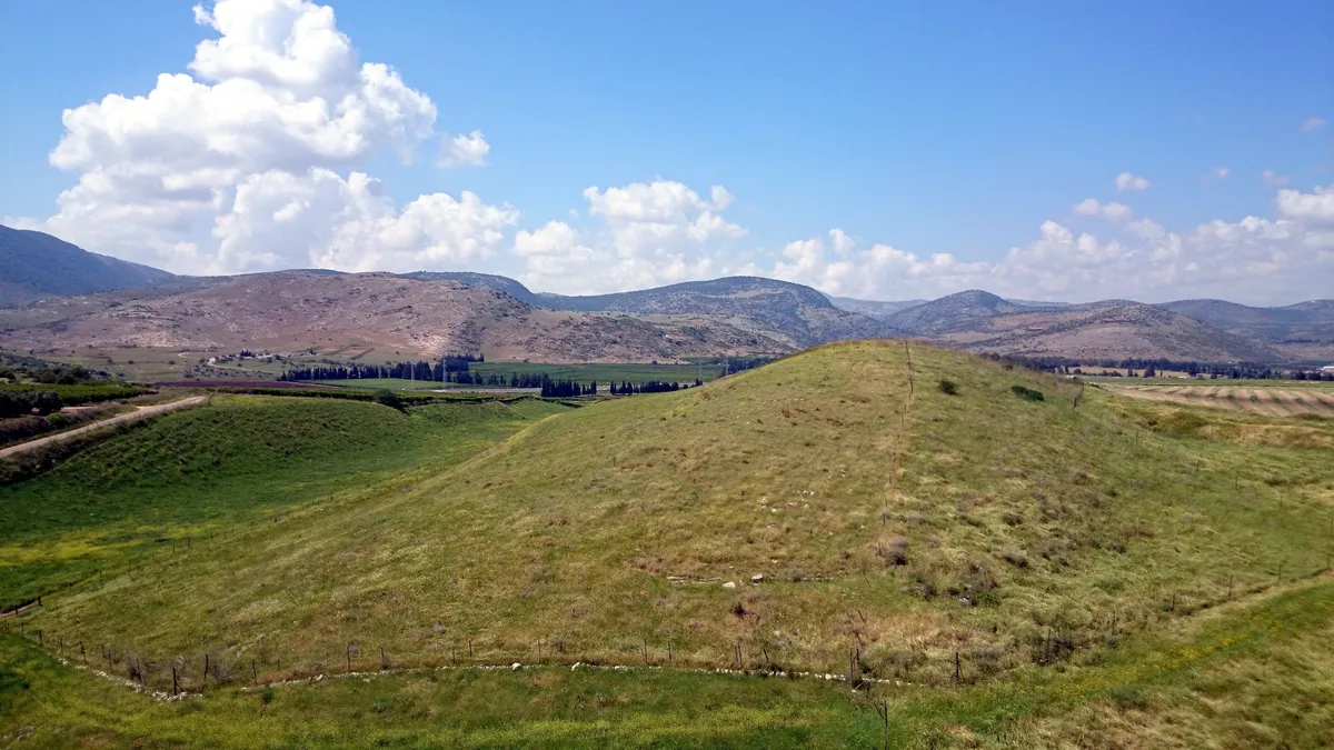 上图:夏琐下城遗址。