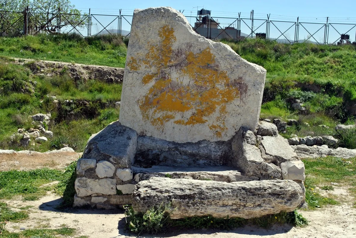 上图：示剑的巨石，被认为可能就是约书亚在示剑与百姓立约所立的大石头。