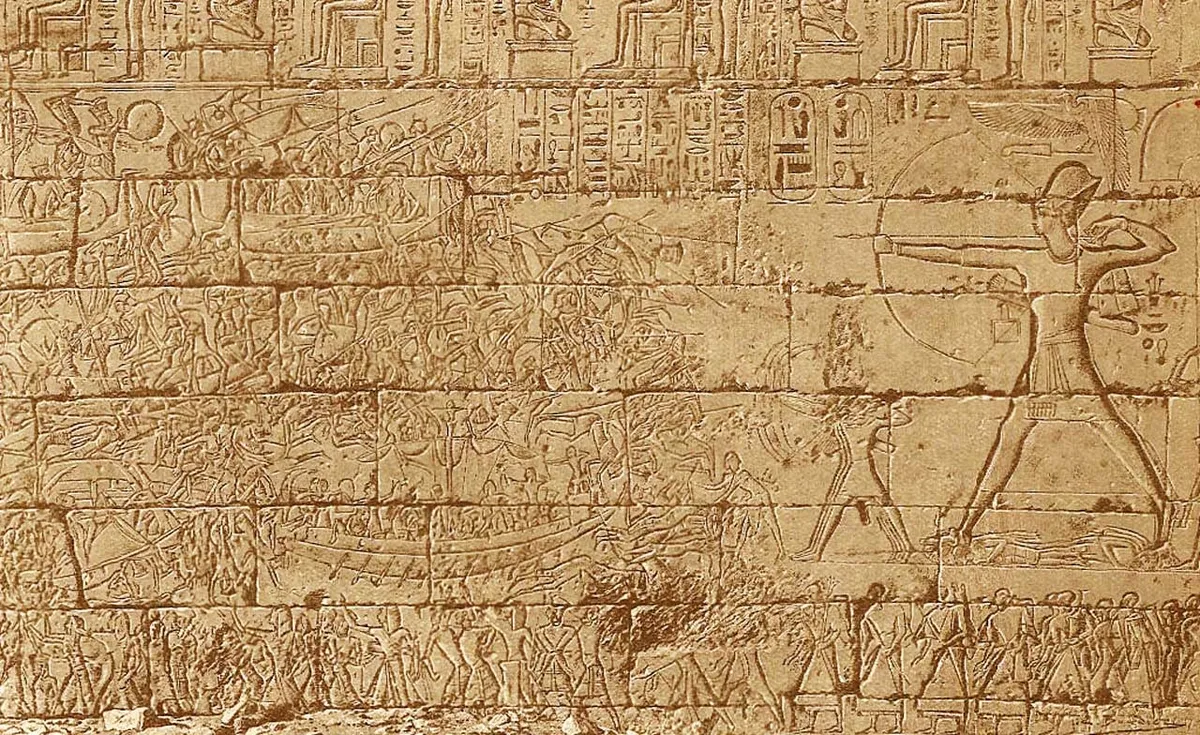 上图：古埃及第二十王朝法老拉美西斯三世（Ramses III，主前1186-1155年在位）的Medinet Habu神庙中的壁面，描绘他与海上民族（Sea Peoples）的海上大战。这些海上民族可能就是当时大规模入侵迦南和埃及的非利士人。拉美西斯三世在位第8年，海上民族从海上及陆路入侵埃及，拉美西斯三世在海上和路上两场大战中获胜，但仍然不能阻止非利士人在埃及的势力范围迦南建国。“非利士人”来自迦斐托，即地中海的克里特岛（创十14；摩九7），在亚伯拉罕的时代就小规模地迁到迦南沿海平原（创二十一34）。以色列人进迦南大约一百年多后，非利士人大量入侵埃及和迦南，定居在迦南沿海平原的迦萨、亚实基伦、亚实突、迦特、以革伦等五个城邑（撒上六17-18），主前13世纪被珊迦打败后（士三31），维持了一段和平。当以色列人还不会炼铁的时候，非利士人就已经使用铁兵器，在沿海平原从事农业、畜牧和海上贸易，越来越强盛。主前12世纪，非利士人开始向内陆发展，与亚扪人同时扰害欺压以色列人（士十7-8），亚扪人欺压了河东的两个半支派十八年，而非利士人欺压了河西的但和犹大支派四十年，一直到撒母耳在米斯巴大获全胜（撒上七13-14）。此后，非利士人还时常与扫罗和大卫争战，直到大卫在利乏音谷两次大胜（撒下五17-25），才制服了非利士人（撒下八1）。南北分裂以后，非利士人对南国犹大的侵扰一直延续到被掳巴比伦（结二十五15-17）。