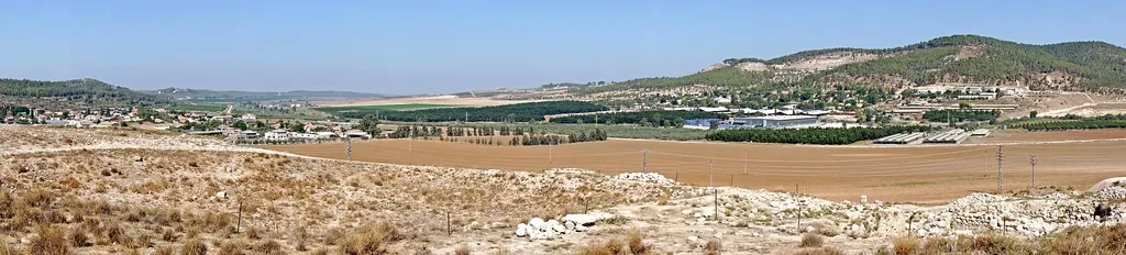 上图：梭烈谷的下坡是非利士人的地区，亭拿位于这一带。所以说“参孙跟他父母下亭拿去”（士十四5）。