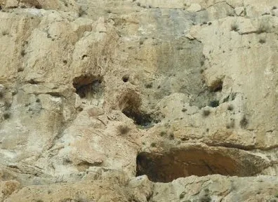 上图：Wadi Rummananeh峡谷的峭壁上布满了小岩洞，就像一个个石榴。“临门”的意思就是“石榴”，临门磐的地点不能确定，但可能就是类似的岩洞，六百名劫后余生的便雅悯人藏身在岩洞里（士二十45），易守难攻。