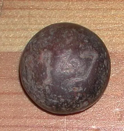 上图：二十世纪初在大卫城出土了砝码石“并 Pim”，上面用腓尼基文写着“并 פים‬”，重三分之二舍客勒。发现了这些砝码石后，圣经学者们对撒上十三21就有了新的解释。