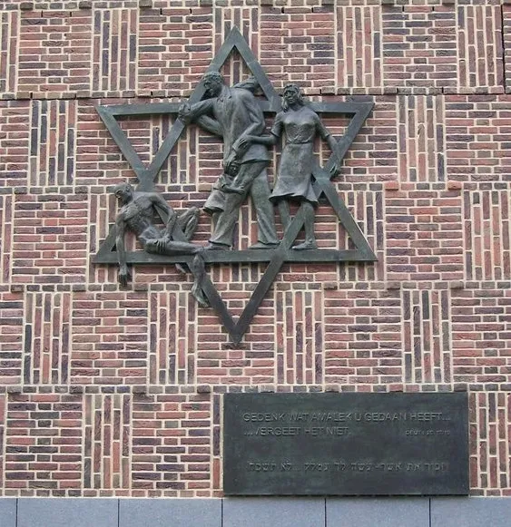 上图：荷兰海牙的第二次世界大战纪念雕塑大卫星（Davidster），由荷兰雕塑家Dick Stins制作，1967年10月立于原来的犹太社区及会堂Marktstraat街，下面用荷兰文和希伯来写着：“当纪念亚玛力人怎样待你……不可忘记”，引自申命记二十五17、19。