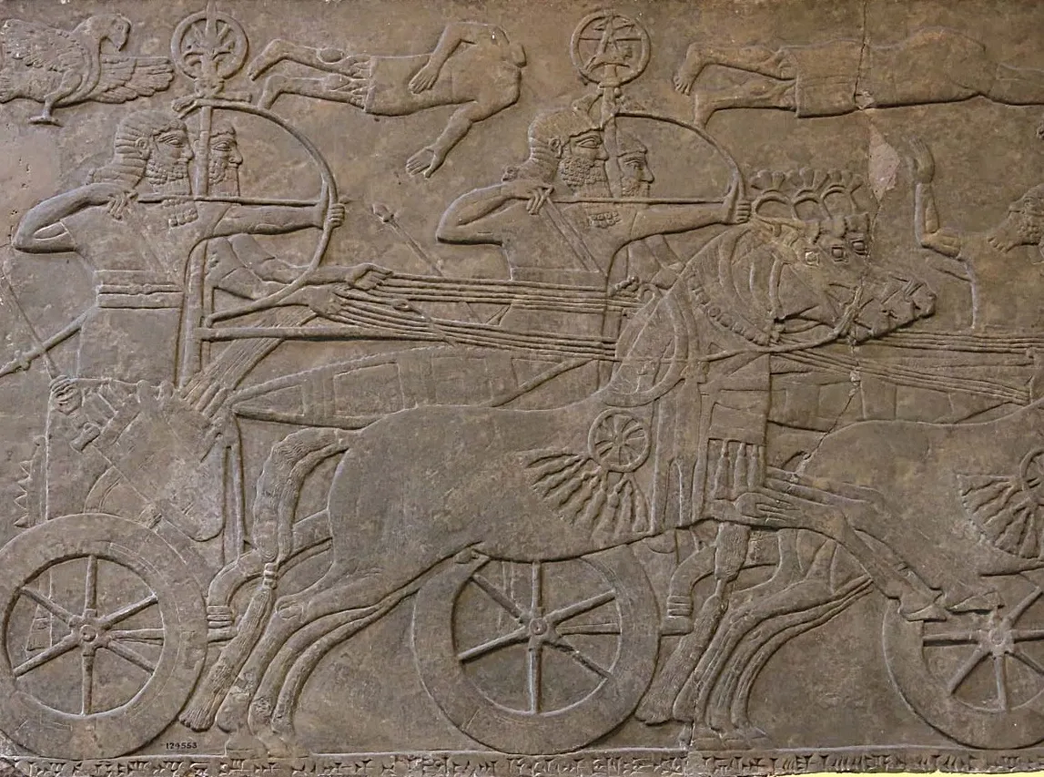 上图：主前九世纪亚述浮雕中的战车。亚兰的战车与此类似，这些战车以双马负轭拖拉，载人的小平台安装在后轴之上，车轮木制有辐。乘车者一人负责驾驶，一人则配有弓箭枪矛。二人站于车上，护栏只高及大腿中部。