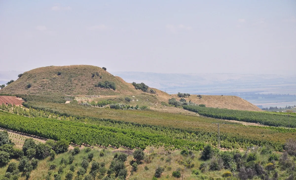 上图:伯·玛迦的亚比拉遗址(Tel Abel Beth Maacah),位于但遗址(Tel Dan)西边约6.5公里。这里是以色列的最北部。