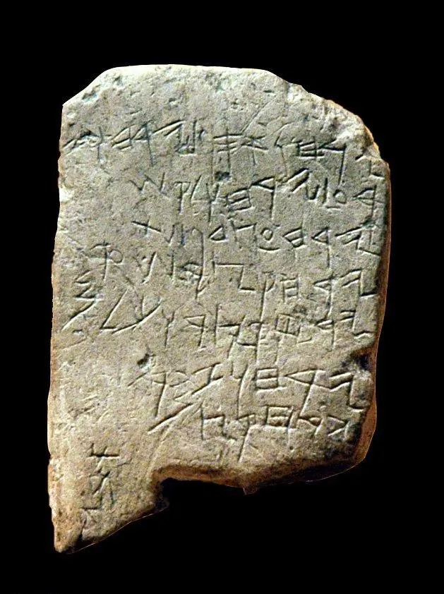 上图：基色出土的基色历（Gezer calendar），是一块主前10世纪的古希伯来文石灰岩板，现存于伊斯坦布尔考古博物馆（Istanbul Archaeology Museums）。基色历从秋分开始，把以色列的一年分为12个月：两个月收藏（9、10月），两个月种植（11、12月），两个月晚播（1、2月），一个月收割亚麻（3月），一个月收割大麦（4月），一个月收割与衡量谷物（5月），两个月剪枝（6、7月），一个月收获夏季水果（8月）。