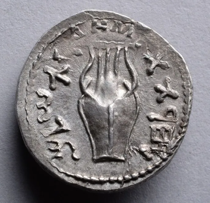 上图：主后132年-135年犹太巴尔·科赫巴起义（Bar Kokhba revolt）期间发行的硬币，上面有古代以色列的大卫琴（Kinnor/כִּנּוֹר‎）的图案。