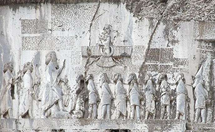上图:贝希斯敦铭文(Behistun Inscription)是刻在伊朗贝希斯敦山崖上的多语言铭文,由波斯阿契美尼德帝国大流士一世所立,记录了他镇压高墨达(Gaumata)政变和各地反叛、取得王位的经过。石刻上有描绘大流士一世脚踏高墨达的浮雕,周围的铭文以三种不同的楔形文字写成:古波斯语、亚兰语和巴比伦语。这个石刻有如罗塞塔石碑之于埃及象形文字一样,极大地帮助了专家们破解楔形文字。1835年,英国人罗林森(Sir Henry Rawlinson)拓取了石刻上的古波斯文铭文,1844年又拓取了其余的铭文。在他和其他学者的努力下,古波斯文铭文首先被成功解读,其它两种铭文随后也被成功解读。