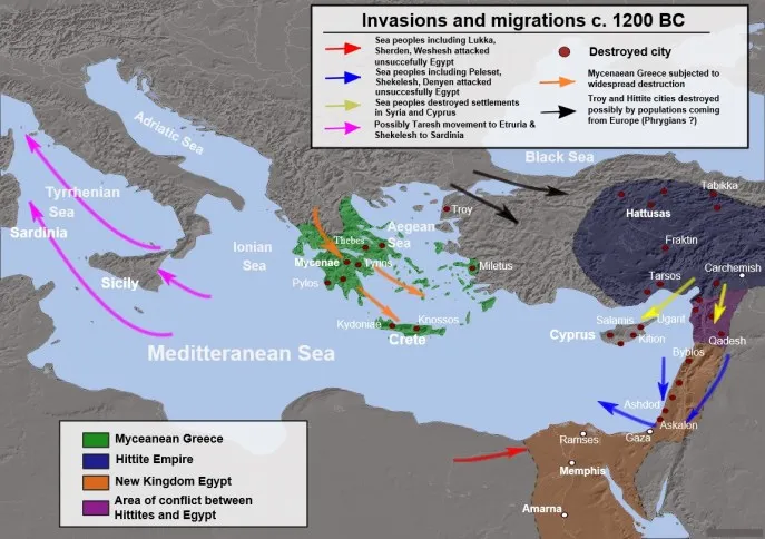 上图：青铜时代崩溃（Bronze Age Collapse）期间的入侵、破坏和可能的人口流动。从主前1200-900年的青铜器时代崩溃是整个中东、北非、小亚细亚、高加索、爱琴海和巴尔干地区的黑暗时代。这一地区的古代青铜文明曾经创造过几个世纪的灿烂文化，许多帝国、城邦通过通商、联姻，建立了一个互相依存的世界体系。但从主前12世纪开始，爆发了一系列的干旱、饥荒、海侵、移民和战争，这一地区的诸多文明在几十年内如多米诺骨牌般接连崩塌，从主前1200-1150年，几乎东地中海世界的每一个重要城市都被摧毁。迈锡尼王国（Mycenaean Kingdoms）、巴比伦第三王朝（Kassite Dynasty）、赫人帝国（Hittite Empire ）、乌加里特（Ugarit）、亚摩利城邦（Amorite States）等文明纷纷土崩瓦解，贸易路线中断，识字率大大下降，只有亚述、埃及和以拦等少数强国生存下来，但已经非常衰弱。 历史学家们对导致青铜时代崩溃的原因争论不休，没有达成任何共识，提出的因素包括：火山爆发、干旱、外族入侵、冶铁技术的扩散、军事武器和战术的发展，以及政治、社会和经济系统的各种失败。但在这之上，是神的手在管理，为要使所罗门「四围平安，没有仇敌，没有灾祸」（王上五4），预备开始建造圣殿。