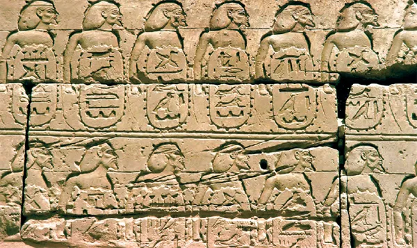 上图：在卡纳克神庙（Temple of Karnak）的Bubastite Portal大门浮雕上，刻着156个被示撒占领城镇的名单，这些城镇分布在南地、犹大、以色列和非利士。