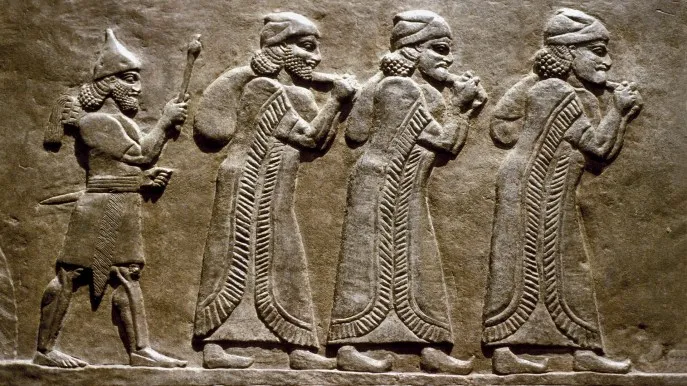 上图:提革拉·毗列色三世(Tiglath-Pileser III,主前745-727年在位)的Calah石碑,提到以色列王米拿现、比加、何西阿都向亚述王献上了贡品。