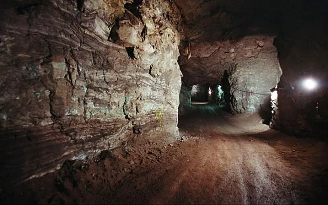 上图:位于以拉他以北35公里处Timna Valley的一处铜矿。这里有几千处铜矿,几十处冶炼场所。在此之前,大多数考古学家认为该遗址是由古埃及人建造和运营的,只有考古学家Nelson Glueck根据主前10世纪的陶器碎片,坚称这是所罗门时代的铜矿。