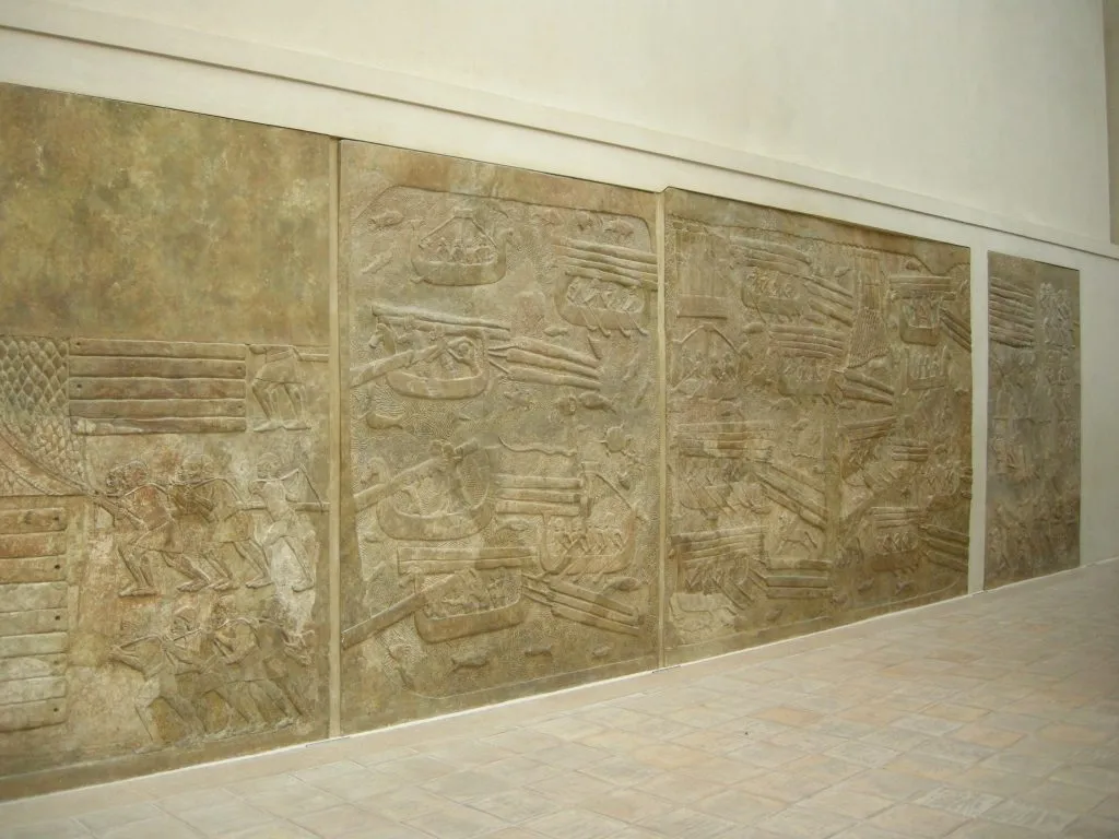 上图:主前716-713年的亚述浮雕,用一系列生动的画面描绘了腓尼基人装载、海运和卸载黎巴嫩的香柏木,用以建造亚述王的宫殿。在所罗门和所罗巴伯的时代,推罗人也用同样的方法为建造圣殿提供香柏木。该出土于杜尔·沙鲁金(Dar Sharrukin)亚述王撒珥根二世(Sargon II,主前722-705年在位)的宫殿,收藏于卢浮宫。