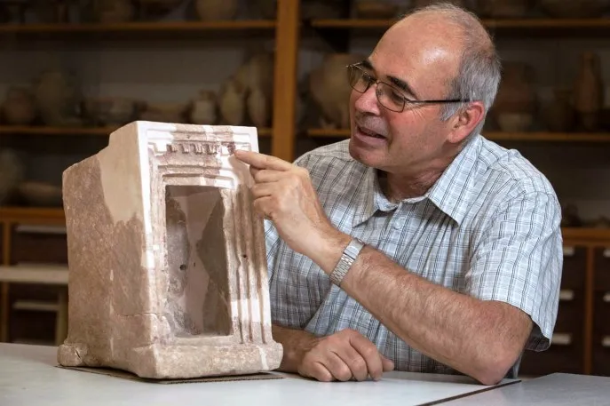 上图:2012年,耶路撒冷希伯来大学考古研究所Yosef Garfinkel教授在以拉谷迦特对面的Khirbet Qeiyafa发现了一座主前1020-980年大卫时期的神龛模型。这个模型的外观有两个装饰元素。第一个是七组屋顶梁,每组三个支架,这种三竖线花纹装饰(triglyph)在古希腊寺庙中很常见。第二个是嵌入式门(recessed door),这种类型的门或窗户在古代中东的寺庙、宫殿和皇家坟墓中很多,是当时神性和皇室的典型象征。这个模型可以帮助我们理解所罗门圣殿描述中的模糊技术术语,如「门口有墙的五分之一」(王上六31),现在可以理解为「门框是五层嵌入式」。术语「门口有墙的四分之一」(王上六33),现在可以理解为「门框是四层嵌入式」。