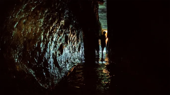 上图：19世纪发现的希西家水道（又叫西罗亚水道）的内景。