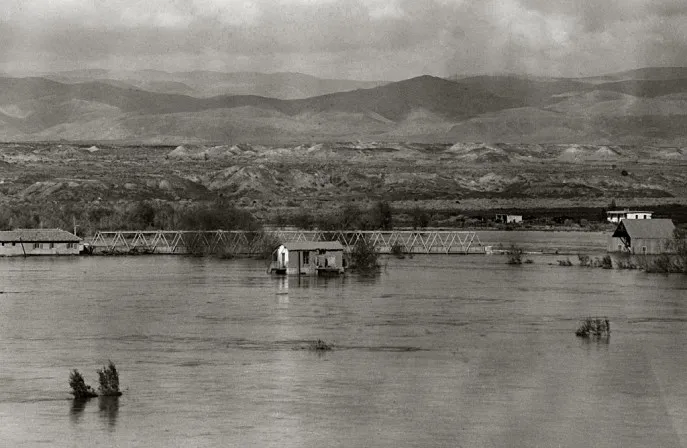 上图：1935年2月耶利哥附近艾伦比桥（Allenby Bridge）的约旦河宽阔河面，水面已经接近艾伦比桥面，印证了「约旦河水在收割的日子涨过两岸」（书三15）。由于两岸的过度抽取，现代约旦河的河面已经大大变窄。根据2010年耶路撒冷邮报的报道，约旦河的年水量只有100年前的3%：20世纪初的年流量是13亿立方米，现在的年流量只有3千万立方米。