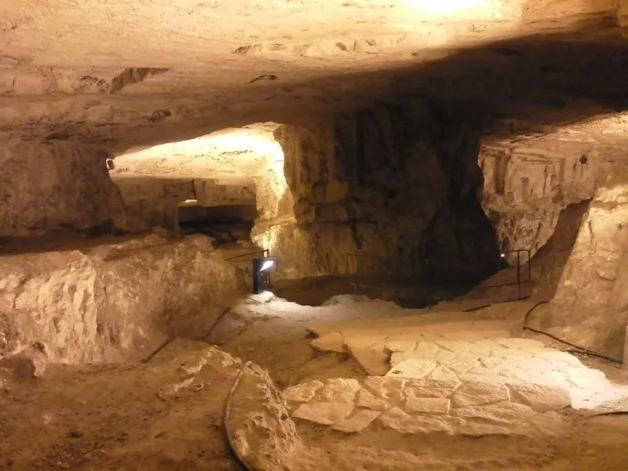 上图:西底家洞(Zedekiah's Cave)又名所罗门采石场(Solomon's Quarries),是一个两万平方米的地下采石场,位于耶路撒冷老城穆斯林区下方,已经有数千年历史。这里出产的皇家石灰岩(Meleke limestone)坚固、耐腐蚀,非常适合雕刻,被认为是用于皇家建筑。所罗门很可能是在这里凿石头的。古代工人在石中凿出又窄又深的孔,再把干木楔打进去,然后灌水浸泡,使木楔膨胀,石块就沿裂缝裂开。工人把巨石移到滚筒或木橇上,然后由大批工人合力运出。