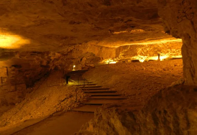 上图:西底家洞(Zedekiah's Cave)又名所罗门采石场(Solomon's Quarries),是一个两万平方米的地下采石场,位于耶路撒冷老城穆斯林区下方,已经有数千年历史。这里出产的皇家石灰岩(Meleke limestone)坚固、耐腐蚀,非常适合雕刻,被认为是用于皇家建筑。所罗门很可能是在这里凿石头的。古代工人在石中凿出又窄又深的孔,再把干木楔打进去,然后灌水浸泡,使木楔膨胀,石块就沿裂缝裂开。工人把巨石移到滚筒或木橇上,然后由大批工人合力运出。