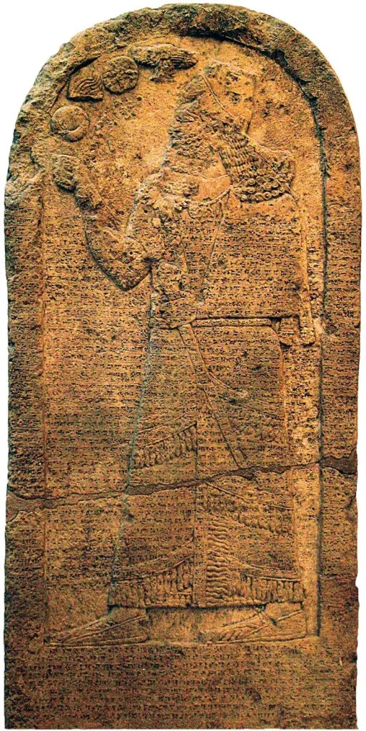 上图:亚述王撒缦以色三世(Shalmaneser III,主前859-824年在位)的库尔德石碑(Kurkh Stela),现存于大英博物馆。碑文记录了主前853年亚述王与反叛的亚兰联军进行的夸夸之战(Battle of Qarqar)。亚兰联军有十二个王,其中就有北国以色列王亚哈,他率领两千辆战车和一万名士兵。亚哈常与亚兰王争战(王上二十1-43),只有最后三年与亚兰没有战争(王上二十二1),在此期间与亚兰联盟抵挡亚述。