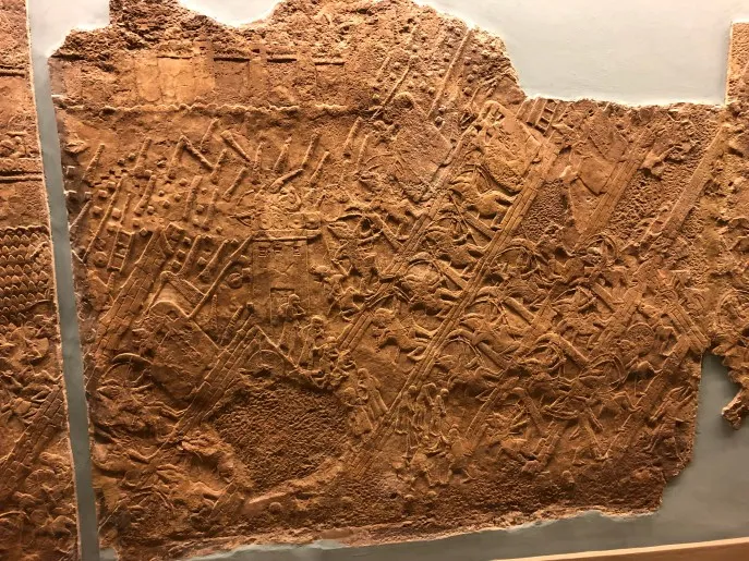 上图：尼尼微出土的拉吉之围（Siege of Lachish）浮雕的一部分。石碑上说希西家的贡物包括宝石、大象的皮革，和希西家亲生的女儿、妃嫔与乐师等，又掳去百姓二十万人。