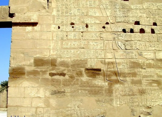 上图：古埃及第二十二王朝首位法老舍顺克一世（Shoshenq I，主前943–922年）的凯旋浮雕，位于卡纳克神庙（Temple of Karnak）的Bubastite Portal大门上。浮雕上描绘了舍顺克一世的迦南战役，上面列出了所占领的以色列和犹大的城镇，如伯·珊、伯·和仑、米吉多、亚拉得等等。考古学家普遍认为舍顺克一世就是埃及王示撒。