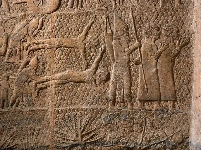 上图:拉吉之围浮雕(Siege of Lachish Relief)的一部分,描绘亚述士兵摔死和掳走俘虏。亚述的恐怖行为,给希西家和百姓都造成了极大的压力。