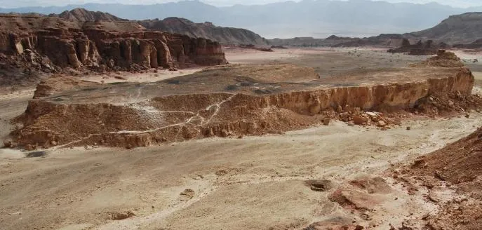 上图: Timna谷Slave's Hill铜矿遗址。2013年,特拉维夫大学Erez Ben-Yosef博士领导的考古团队在这里挖掘出了炉子、衣服、织物和绳索的碎片,以及食物残渣。通过对枣核和橄榄核放射性碳测定,证明主前10世纪所罗门统治时期,有许多以东人在此工作。2016年,Erez Ben-Yosef又发现了主前10世纪的驴和其它牲畜的粪便,粪便样本包括的种子和花粉孢子如此完整,以致可以确定这些牲畜的饲料来自北方160公里以外靠近地中海的地区,证明这里的铜被长途运输到犹大地区。从这里到耶路撒冷有300公里,是驴子两星期的路程。