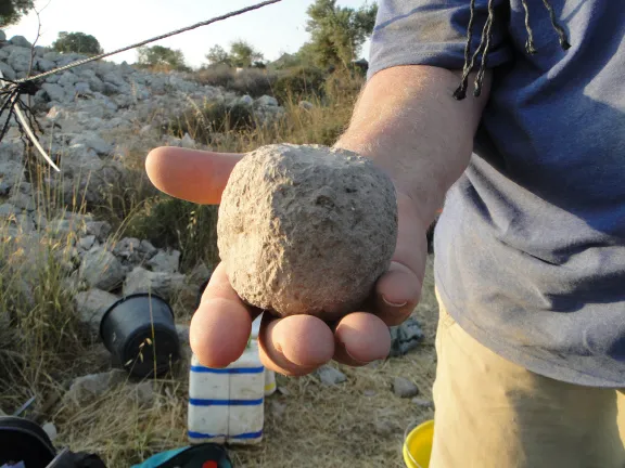 上图：在以拉谷附近的Khirbet Qeiyafa挖掘出来的主前10世纪机弦甩石（Sling Stone）。