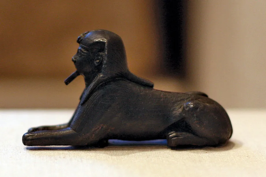 上图:古埃及第二十二王朝的首任法老示撒(即舍顺克一世,Sheshonk I,主前943-922年在位)的狮身人面像,现存于纽约布鲁克林博物馆。示撒原来是定居于尼罗河三角洲地区的利比亚人首领,是第二十一王朝最后一位法老普斯森纳二世(Psusennes II,主前967-943年在位)女儿的公公,担任军队总司令和法老的首席顾问。普斯森纳二世死后,他便开创了第二十二王朝。示撒立志恢复埃及昔日的强盛,在罗波安第五年入侵犹大和以色列(王上十四26)。