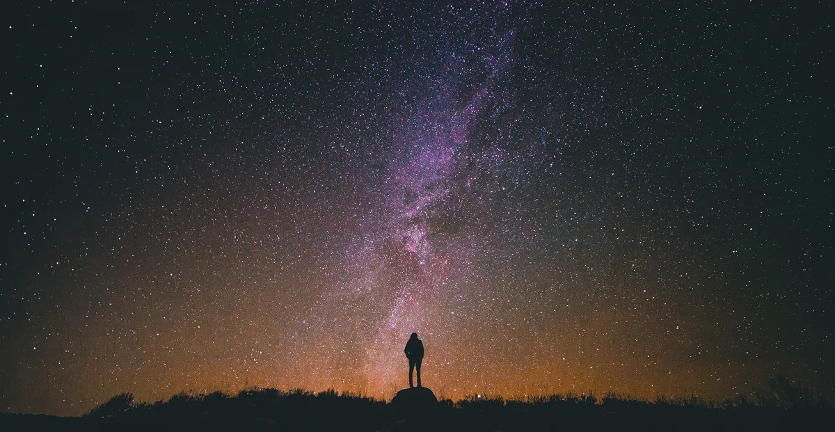 上图：一个人从南地旷野仰望银河。当人瞻望浩瀚的星空时，就不敢高看自己：「你若犯罪，能使神受何害呢？你的过犯加增，能使神受何损呢？你若是公义，还能加增祂什么呢？祂从你手里还接受什么呢？」（伯三十五6-7）