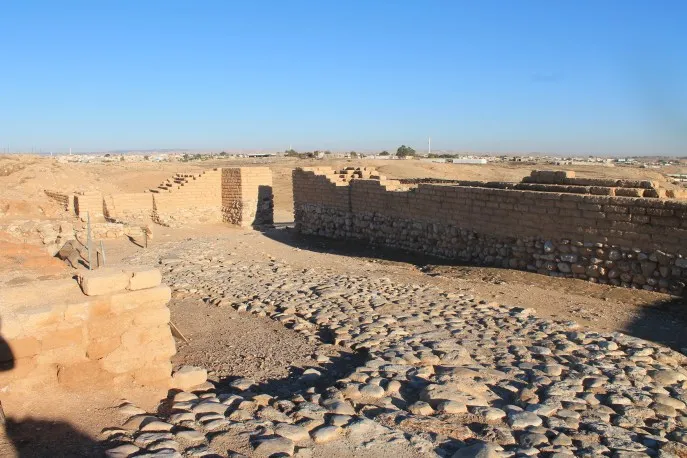 上图：别是巴遗址（Tel Be'er Sheva）城门口的宽阔处，是一个小广场，客旅如果找不到住处，可以「在街上过夜」（创十九2），约伯也可以「在街上设立座位」（伯二十九7）。